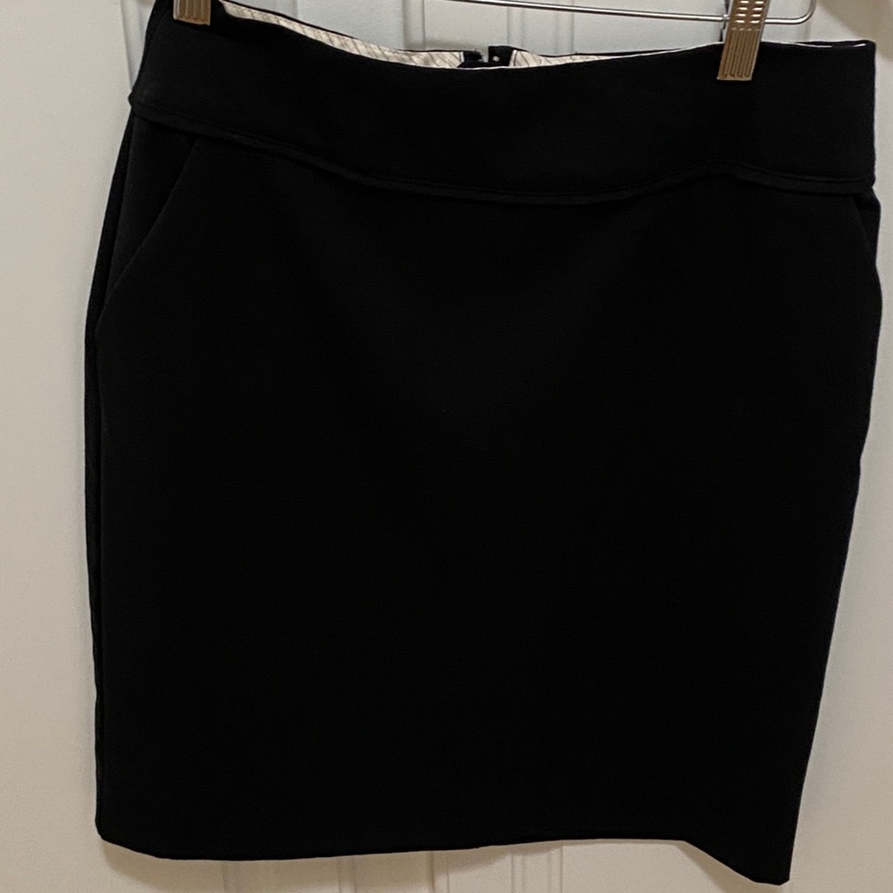 H&M skirt Black size 6 side pockets.